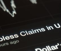 U.S. jobless claims graph on a tablet screen. (Photo: AdobeStock)