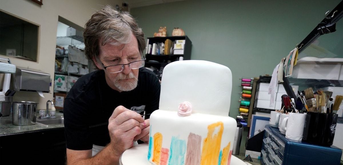 Baker Jack Phillips decorates a cake in his Masterpiece Cakeshop in Lakewood, Colorado, on September 21, 2017. (Photo: Reuters)