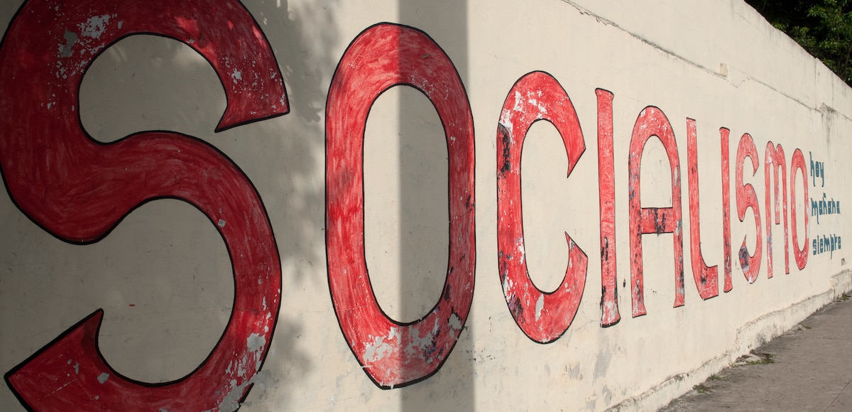 Un mur de propagande, or a propaganda wall, promoting socialism in Havana, Cuba. (Photo: AdobeStock)