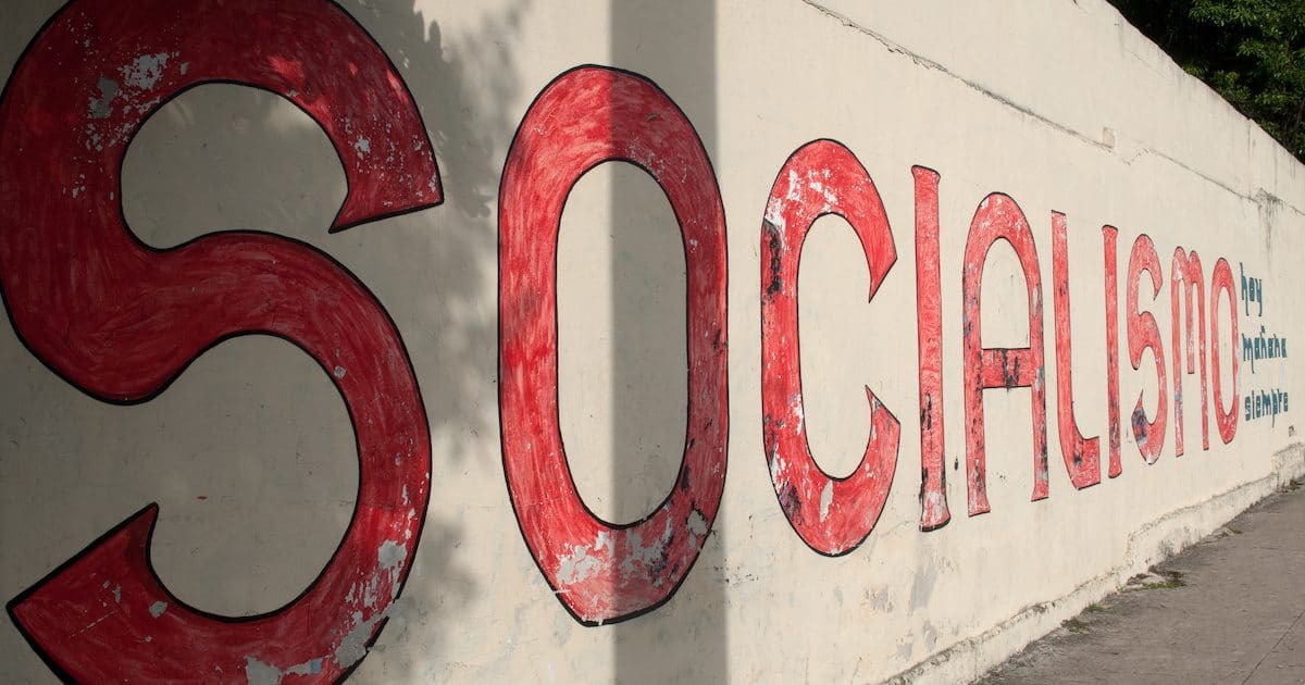 Un mur de propagande, or a propaganda wall, promoting socialism in Havana, Cuba. (Photo: AdobeStock)