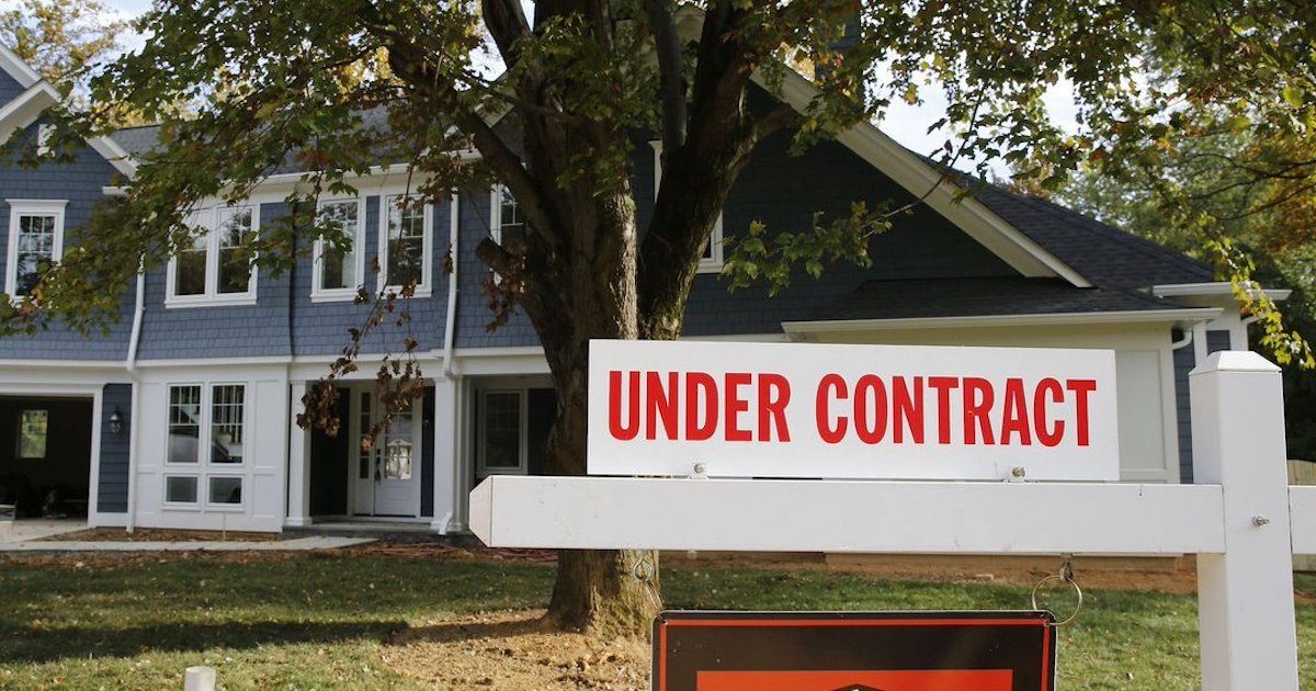 A under contract sign on a home previously for sale in Vienna, Va. (Photo: Reuters)