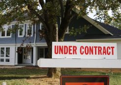 A under contract sign on a home previously for sale in Vienna, Va. (Photo: Reuters)