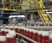 A manufacturing assembly line at the Heinz factory in Pittsburgh, Pennsylvania. (Photo: Courtesy of Heinz)