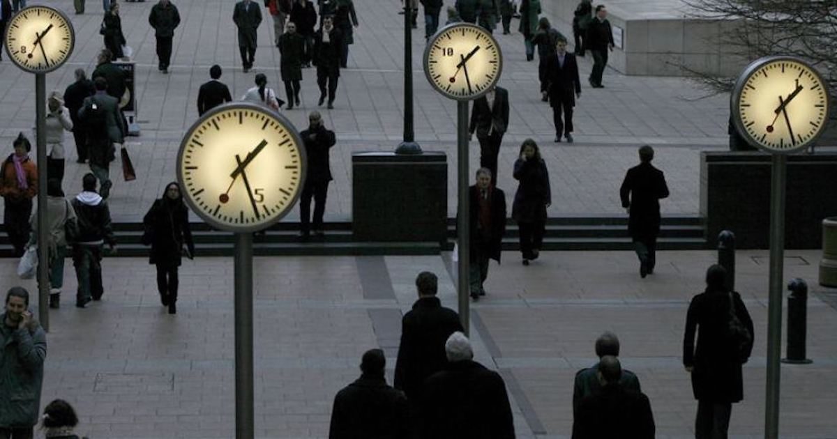 Pedestrians walk through the Canary Wharf financial district of London January 16, 2009. (Photo: Reuters)