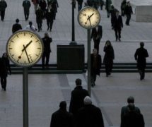 Pedestrians walk through the Canary Wharf financial district of London January 16, 2009. (Photo: Reuters)