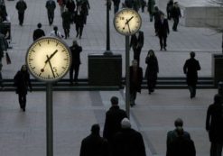Pedestrians walk through the Canary Wharf financial district of London January 16, 2009. (Photo: Reuters)
