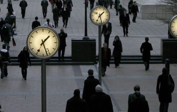 Pedestrians walk through the Canary Wharf financial district of London January 16, 2009. (Photo: Reuters)