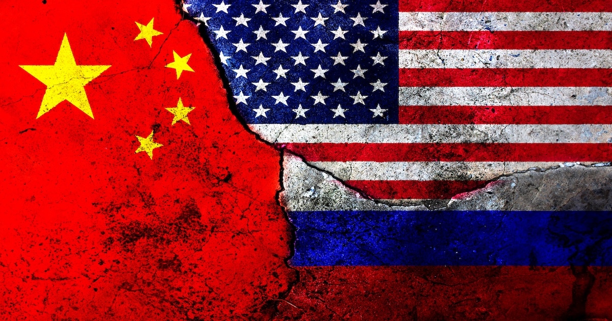 Cracks in the wall painted with the flags for the United States of America (USA), the People's Republic of China and the Russian Federation. (Photo: AdobeStock)
