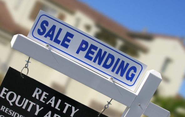 A photo of a home pending for sale with sale pending on a realty sign. (Photo: AdobeStock)