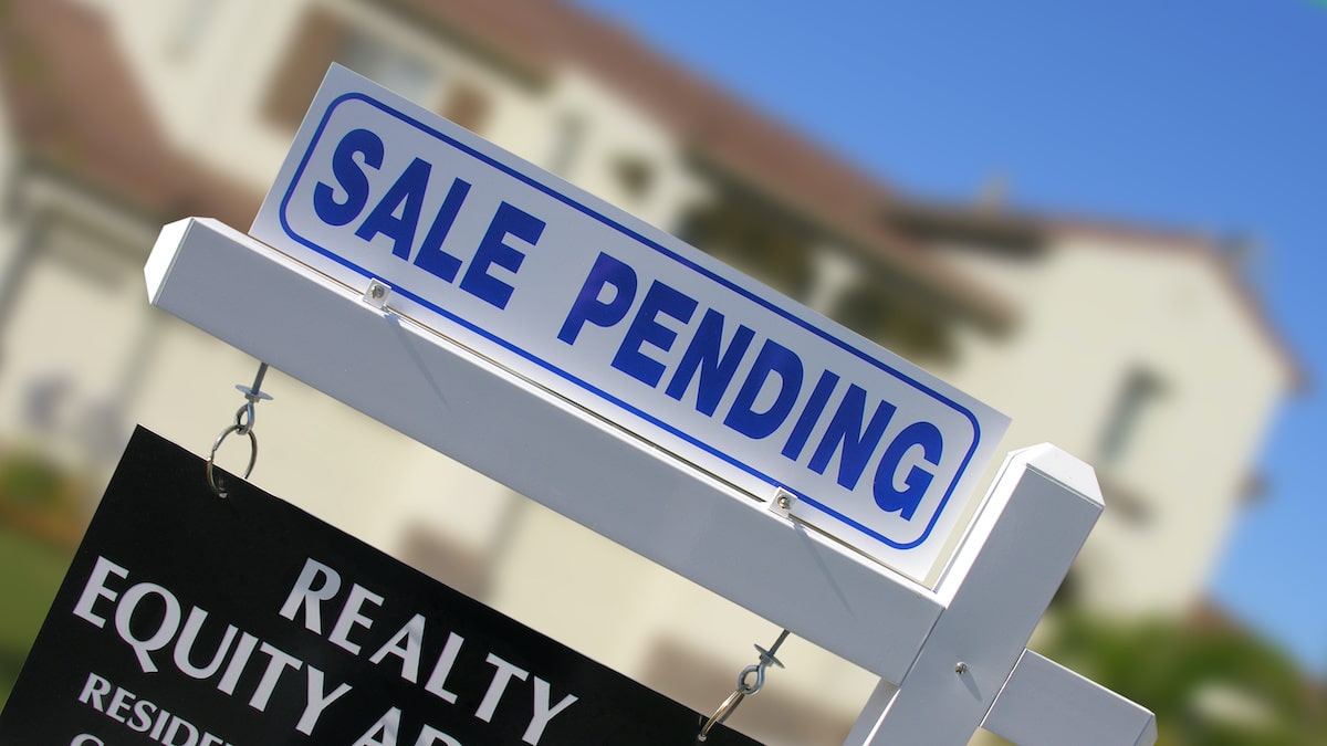 A photo of a home pending for sale with sale pending on a realty sign. (Photo: AdobeStock)