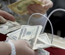 People count money at Macy's Herald Square store during the early opening of the Black Friday sales in the Manhattan borough of New York, November 26, 2015. (Photo: Reuters)