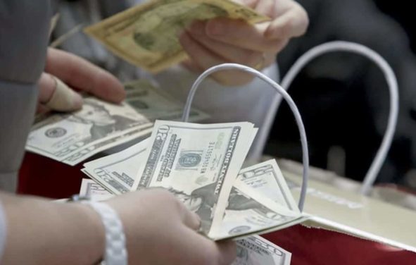 People count money at Macy's Herald Square store during the early opening of the Black Friday sales in the Manhattan borough of New York, November 26, 2015. (Photo: Reuters)
