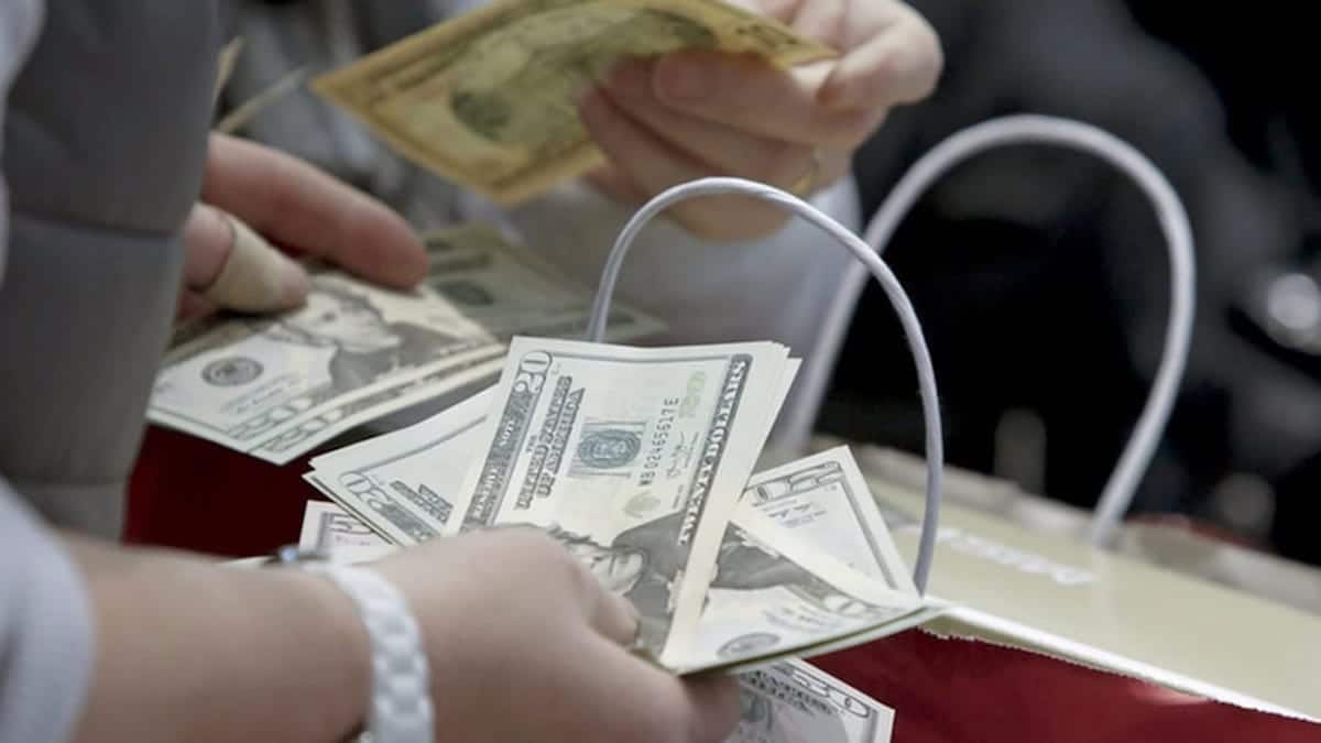 People count money at Macy's Herald Square store during the early opening of the Black Friday sales in the Manhattan borough of New York, November 26, 2015. (Photo: Reuters)